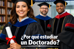 Imagen de graduación doctoral que representa liderazgo y éxito: doctora con diploma al frente y colegas al fondo, con identidad visual de UDELLPA